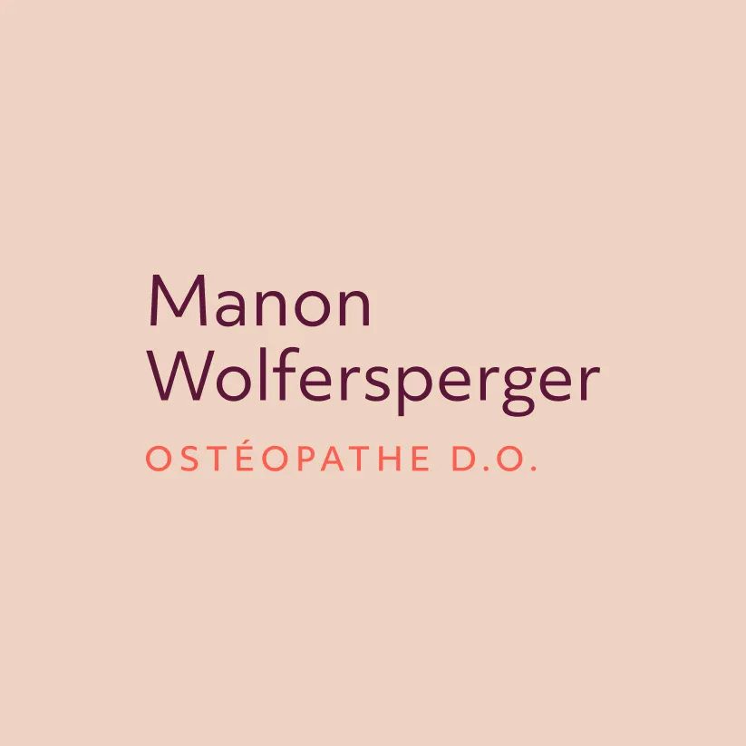 Logo secondaire avec typographie violette et corail sur fond beige.